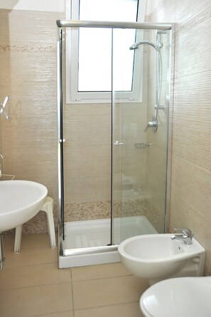 Bruser, hårtørrer, bidet, håndklæder