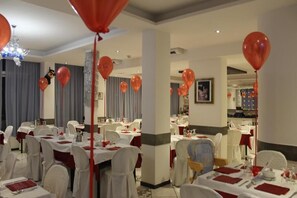 Déjeuner et dîner servis sur place