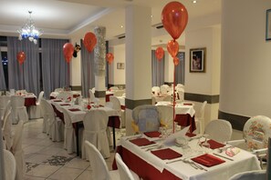 Makan tengah hari dan makan malam dihidangkan, masakan antarabangsa 