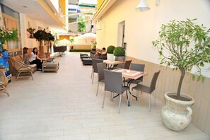 Déjeuner et dîner servis sur place, spécialités Cuisine internationale