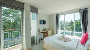 ملاءات للفراش لا تسبب الحساسية وميني بار وخزنة داخل الغرفة