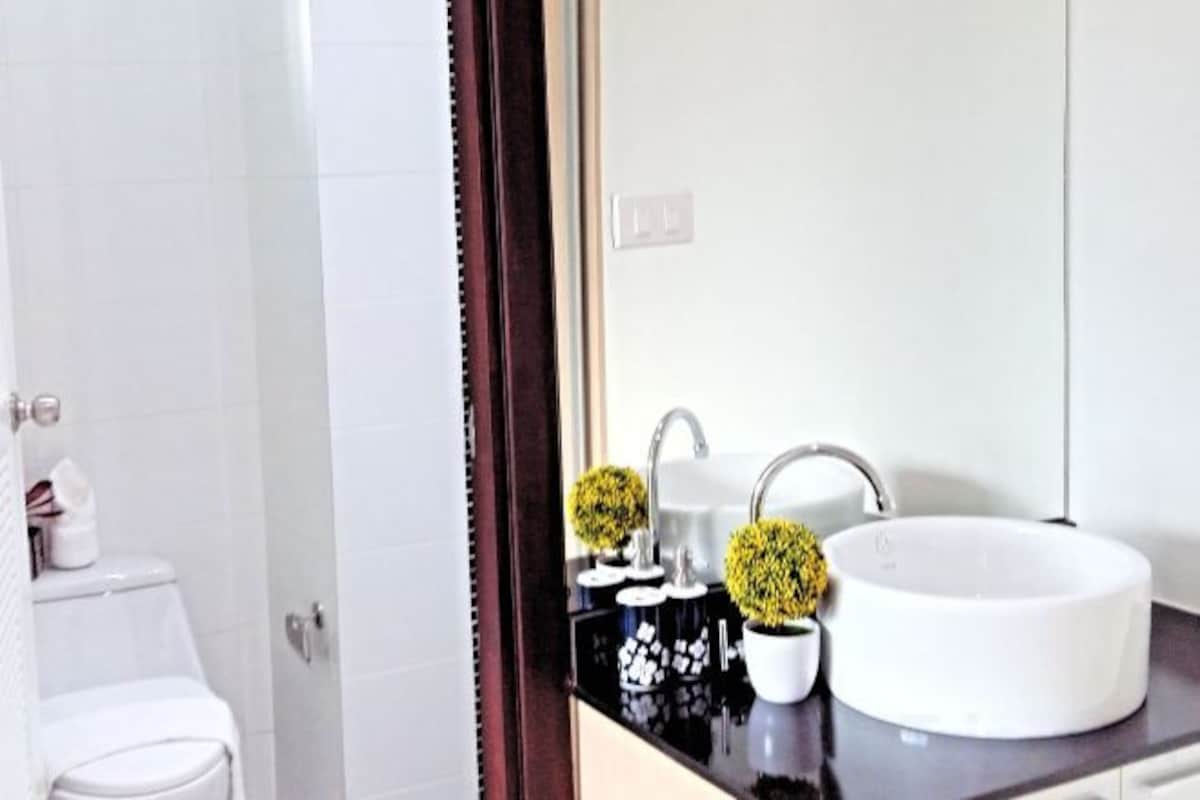 Baño | Ducha, artículos de higiene personal gratuitos, secador de pelo y bidé