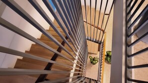 Un escalier moderne avec des rampes en métal et des marches en bois.