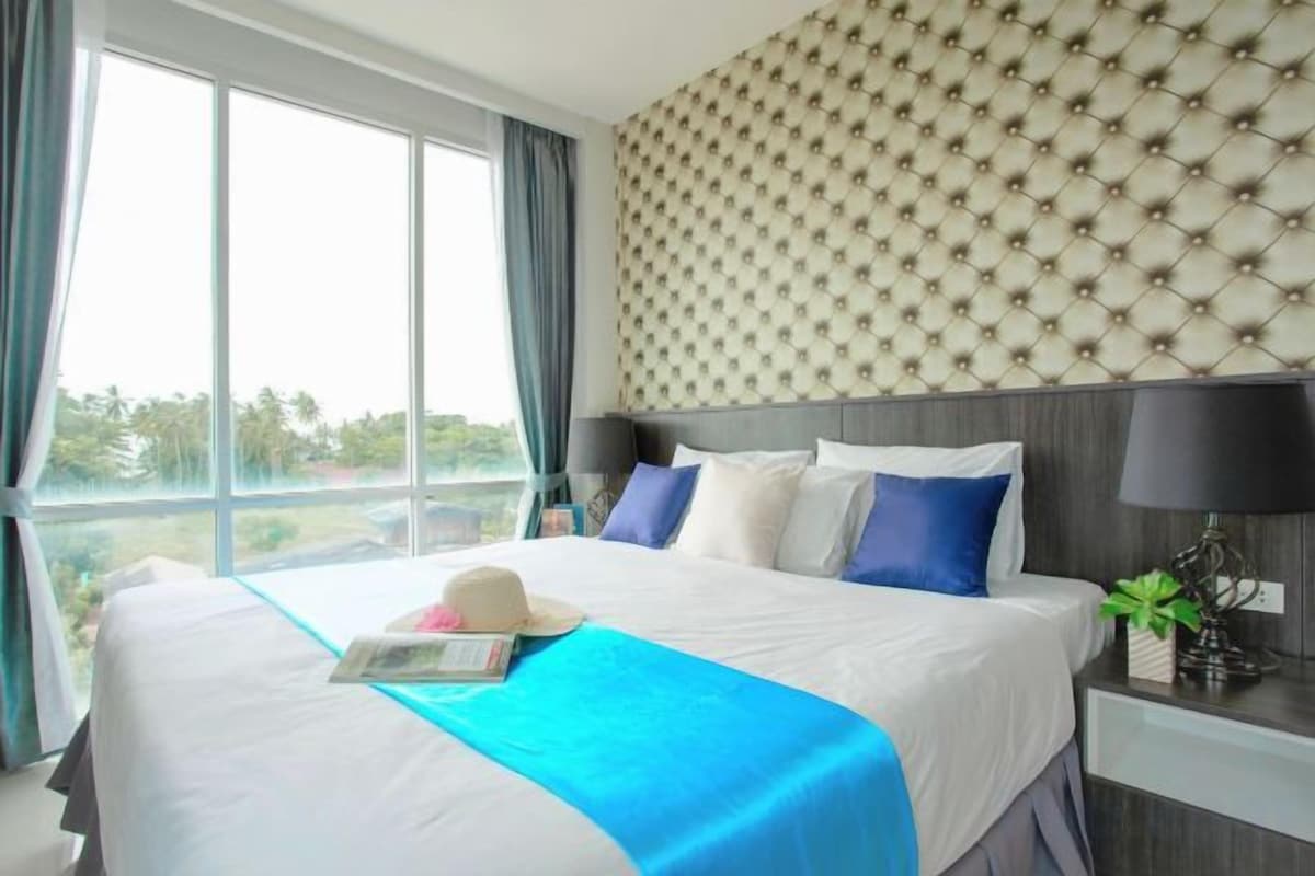 Ropa de cama hipoalergénica, minibar, caja fuerte y escritorio