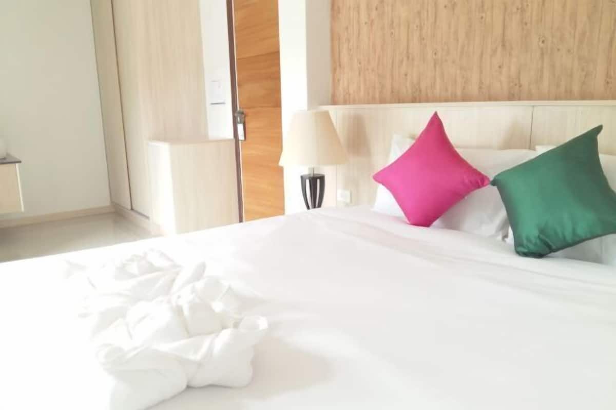 Roupas de cama antialérgicas, frigobar, cofres nos quartos