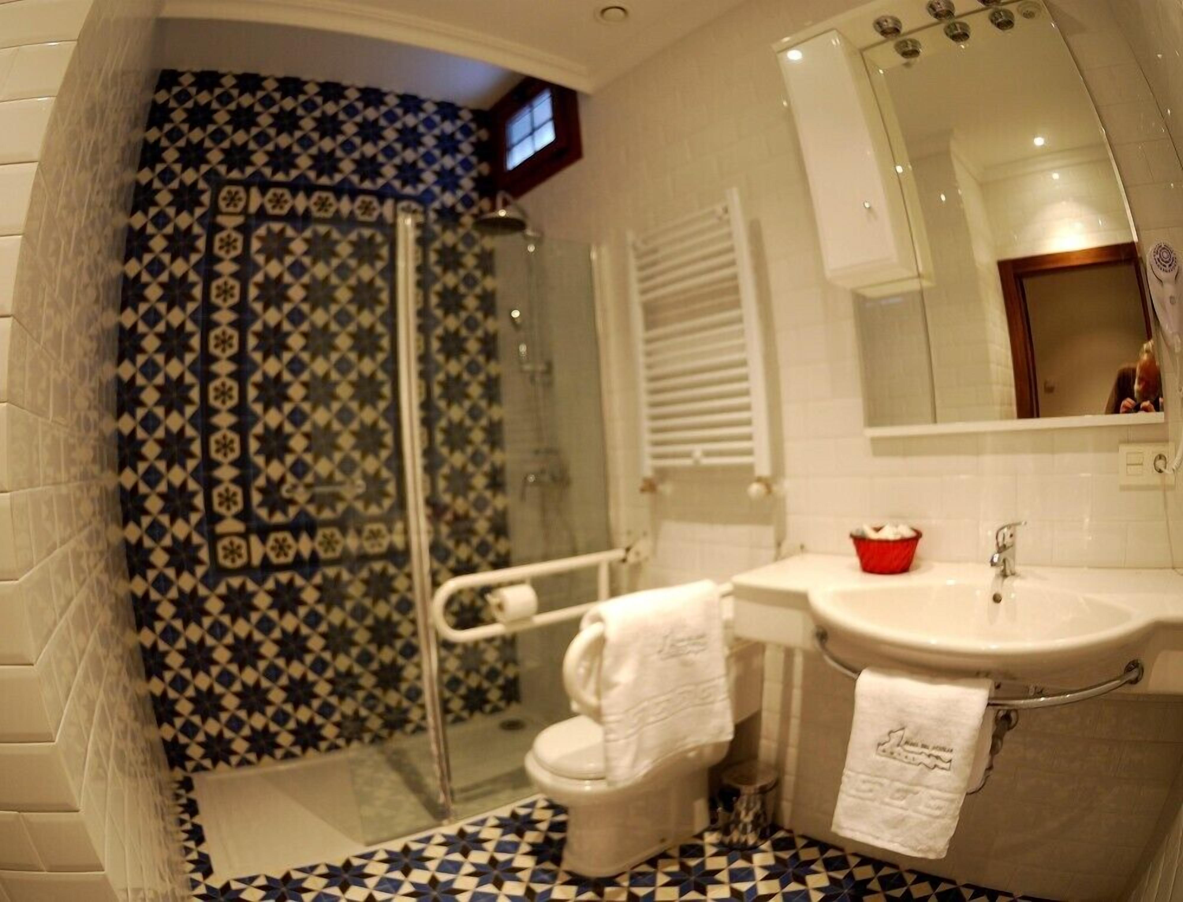 free toiletries, towels