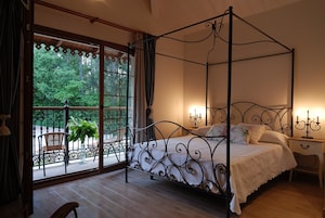 Deluxe Double Room with Terrace | Roupas de cama premium, frigobar, cofres nos quartos