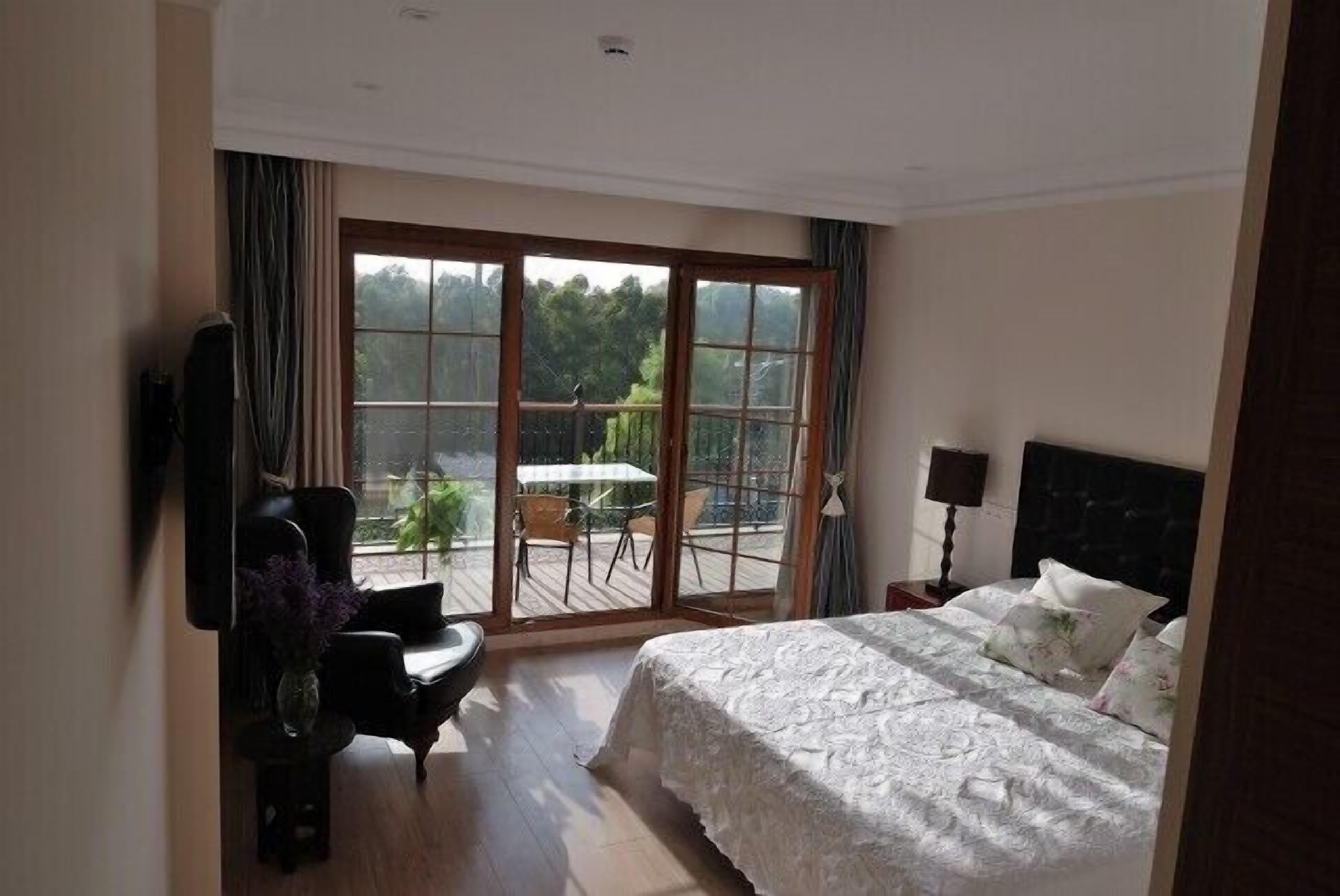 standard double or twin room, balcony | minibar, in-room safe, desk, soundproofing