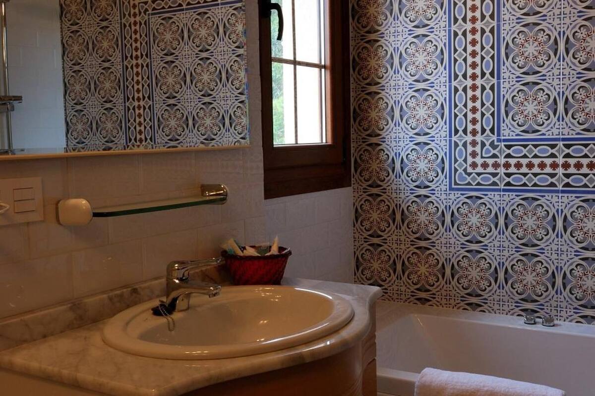 free toiletries, towels