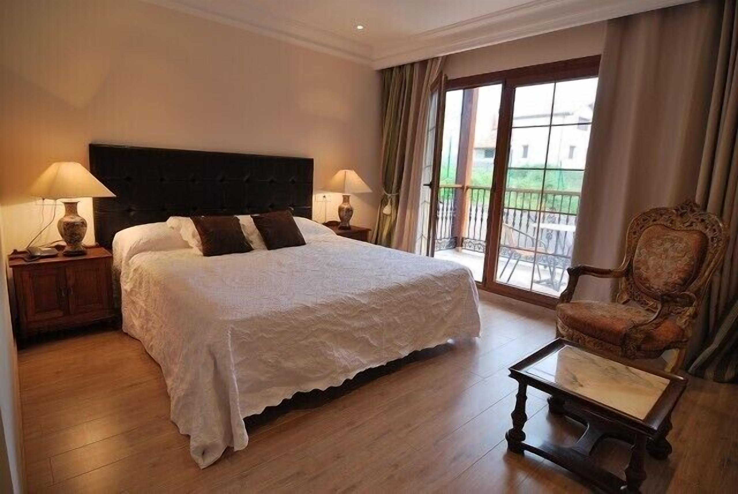 standard double or twin room, terrace | minibar, in-room safe, desk, soundproofing