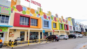 Un hotel con fachadas coloridas y un letrero que dice "BLITZ HOTEL".