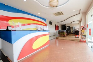 Reception - Blitz Hotel Batam Near Sultan Mahmud Ri'ayat Shah Mosque (Batam)