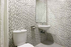 Bathroom - Blitz Hotel Batam Near Sultan Mahmud Ri'ayat Shah Mosque (Batam)