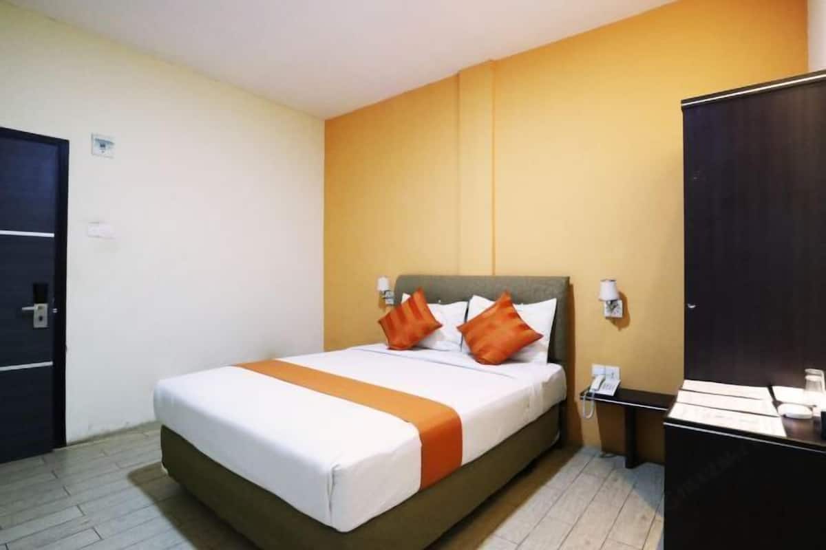 Desk, WiFi (free), bed sheets