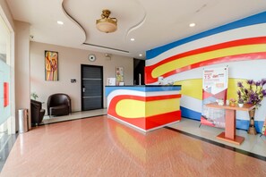 Reception - Blitz Hotel Batam Near Sultan Mahmud Ri'ayat Shah Mosque (Batam)