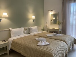 Caja fuerte, decoración individual, escritorio y cortinas opacas