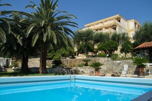 Piscina externa, funciona das 8h30 às 19h, espreguiçadeiras