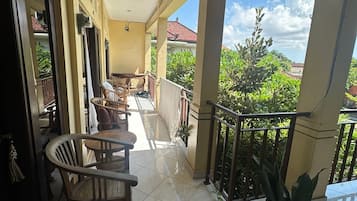 Deluxe Room, 1 Bedroom, Non Smoking, Garden View | Living area