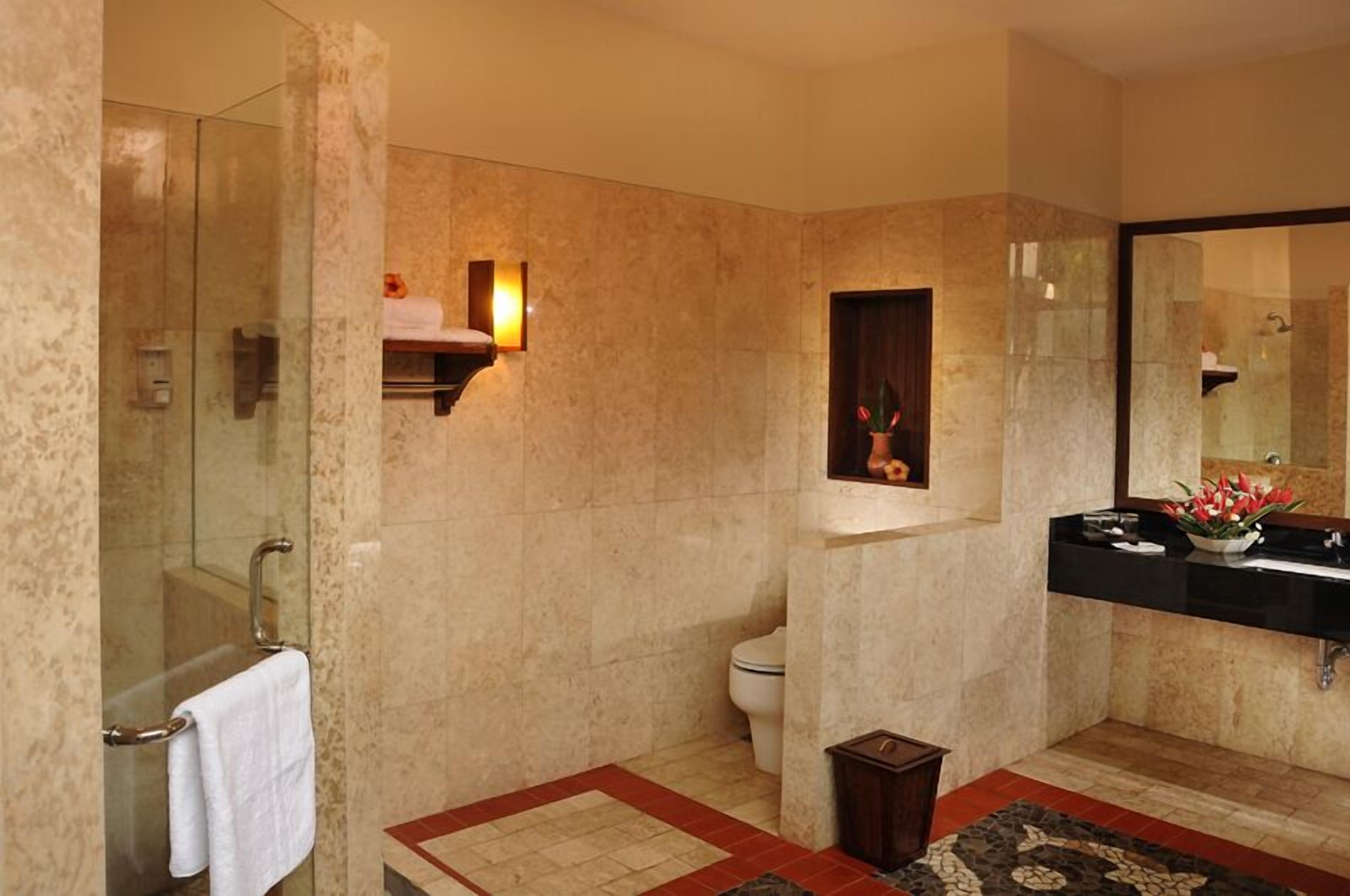 Family Room, Non Smoking | Bathroom | Shower, free toiletries, hair dryer, slippers