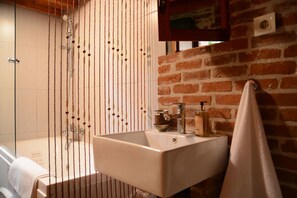 Standard Room High Ground Floor | Badkamer | Gratis toiletartikelen, een haardroger, pantoffels, handdoeken