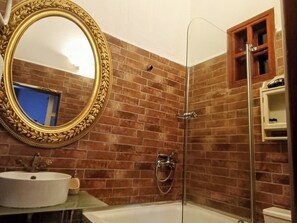 JUNIOR SUIT (UST KAT)  | Bathroom | Free toiletries, hair dryer, slippers, towels - Cunda Zehra Teyzenin Evi (Ayvalik)