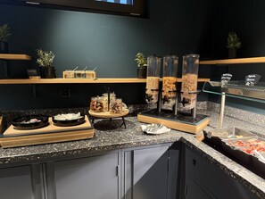 Tägliches Frühstücksbuffet (15.00 CHF pro Person)