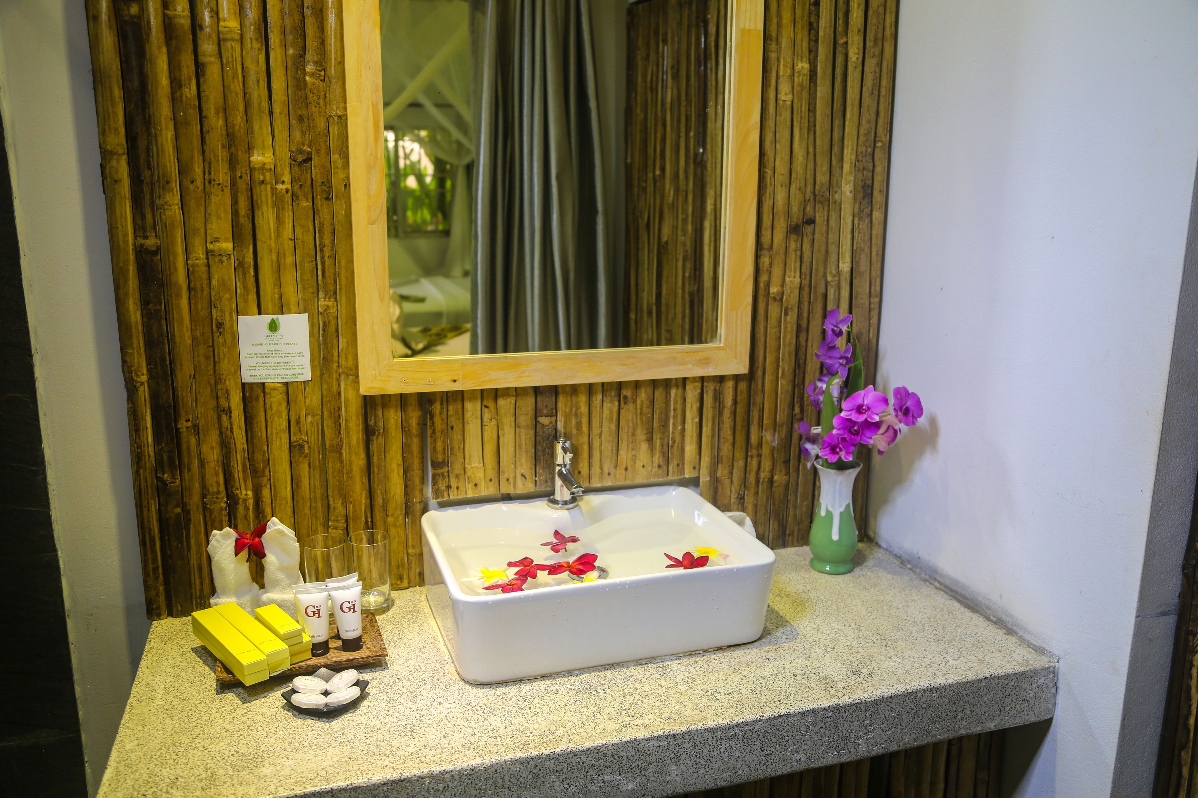 deluxe double room, balcony, pool view | bathroom sink