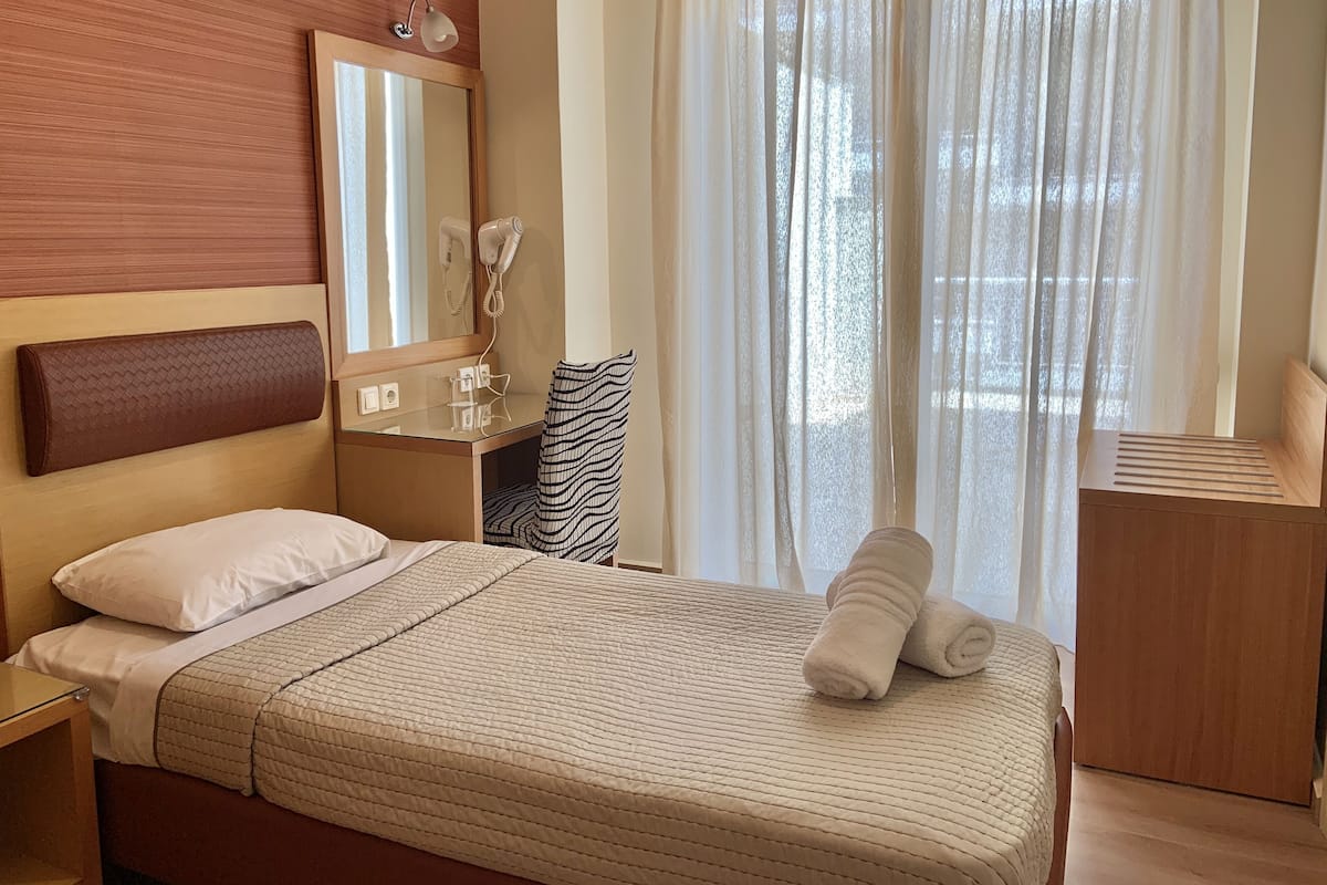 single room | iron/ironing board, free cots/infant beds, free wifi, bed sheets