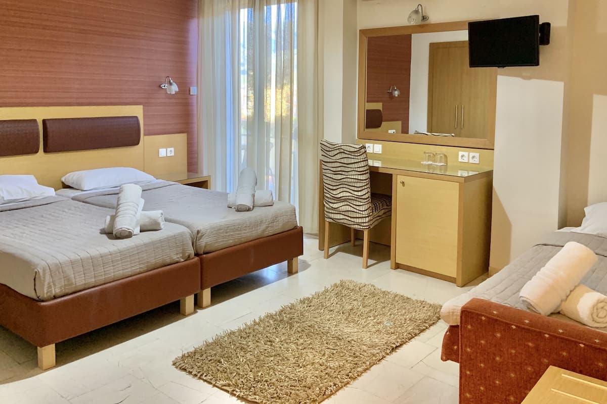 triple room | iron/ironing board, free cots/infant beds, free wifi, bed sheets