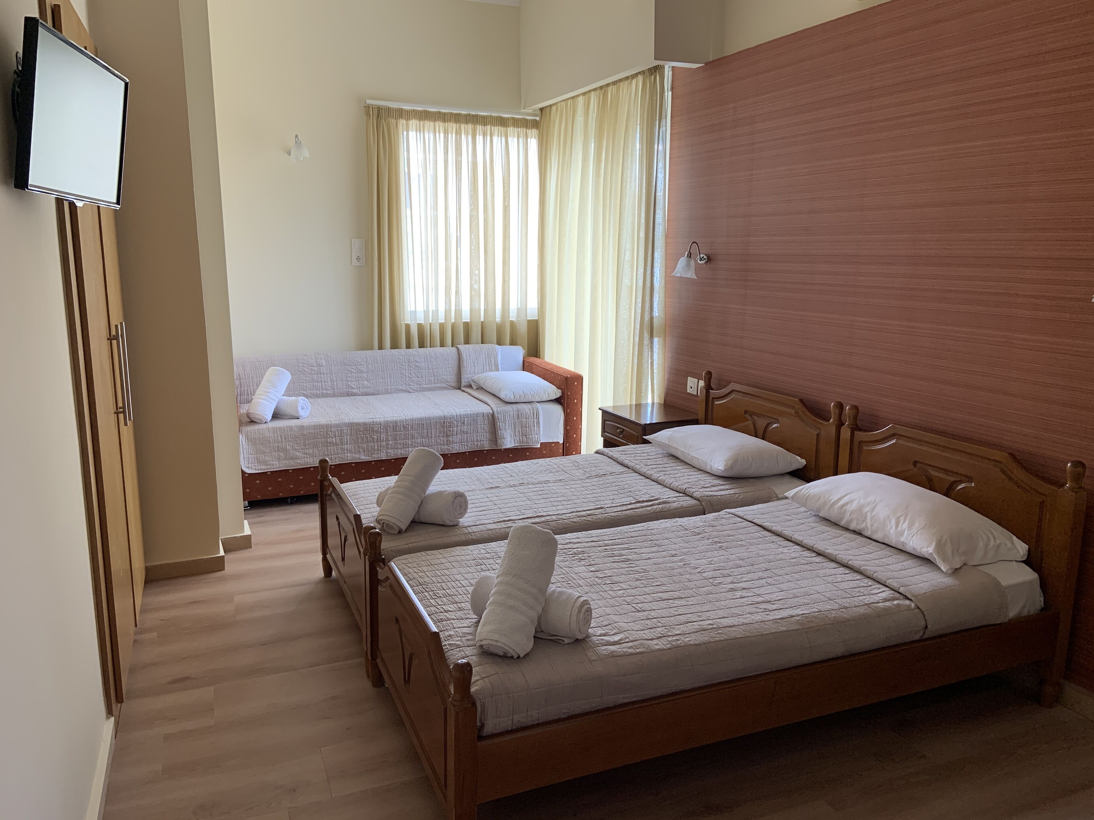 triple room | iron/ironing board, free cots/infant beds, free wifi, bed sheets
