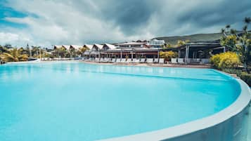Piscine extérieure, parasols de plage, chaises longues