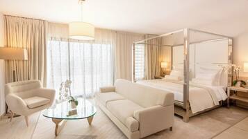 Deluxe Suite | Minibar, in-room safe, individually decorated, individually furnished