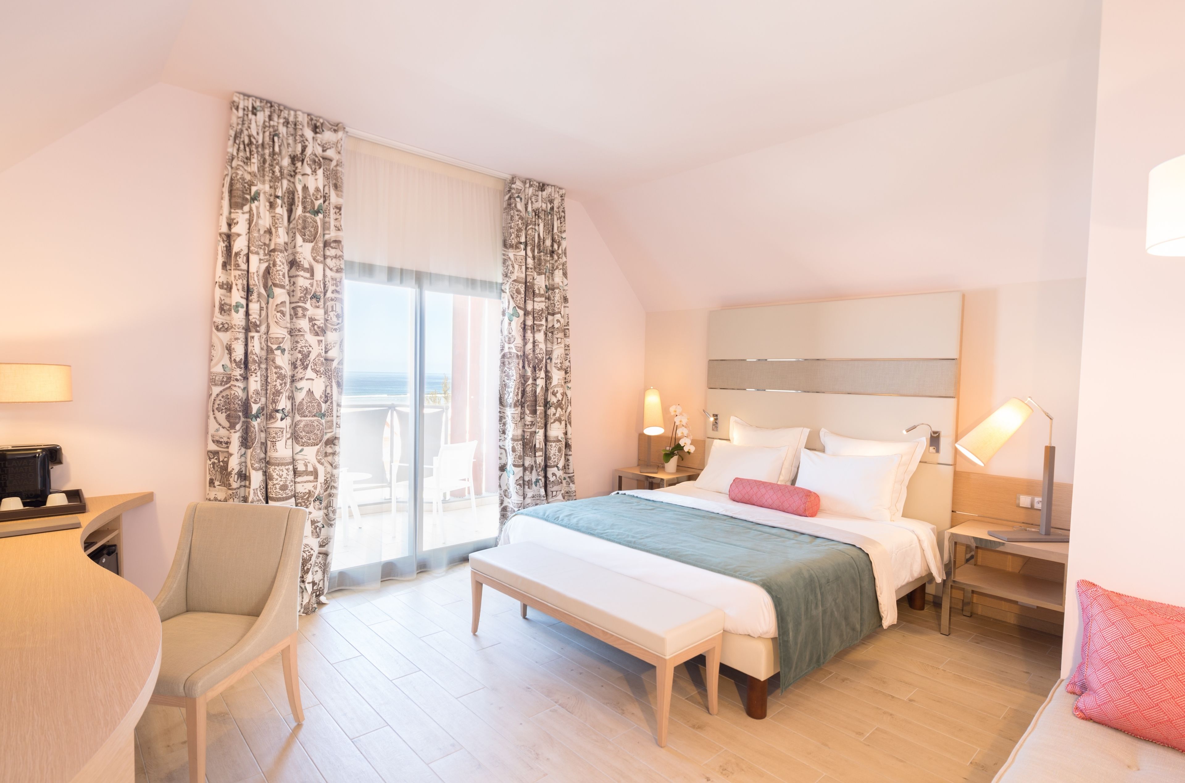 Minibar, Zimmersafe, individuell dekoriert, individuell eingerichtet