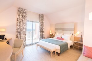 Minibar, caja de seguridad en la habitación y decoración personalizada 