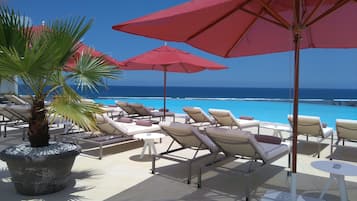 Piscine extérieure, parasols de plage, chaises longues