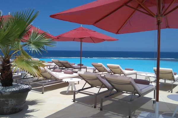 Piscina a l'aire lliure, para-sols i gandules