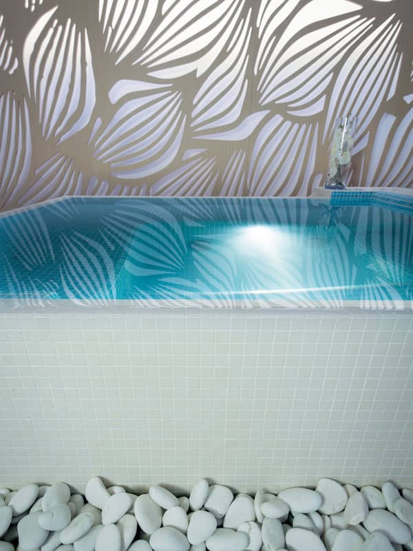 Indoor spa tub