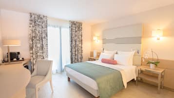 Una habitación de hotel moderna con una cama, mesitas de noche, un escritorio y una silla.