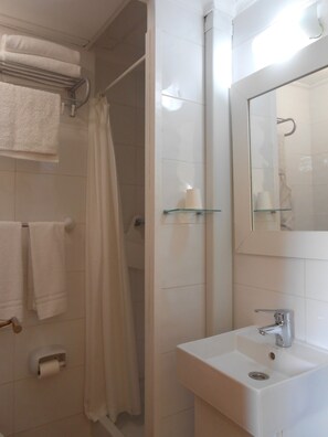 Bathroom - Hostal El Callejón (Tarragona)