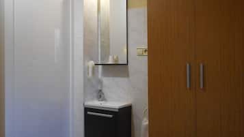 Habitación doble | Escritorio y cortinas blackout
