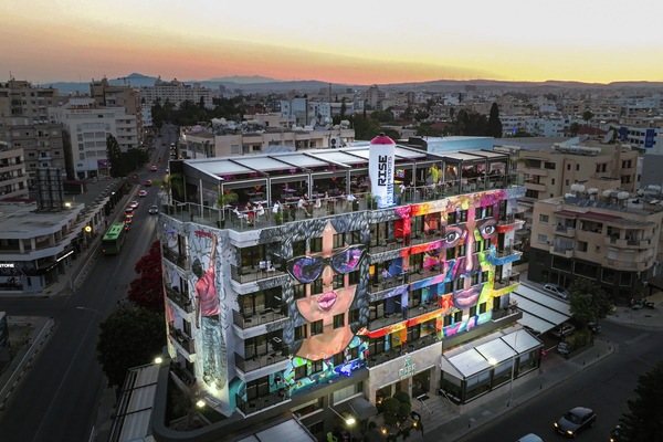 Vista frontal de la propiedad