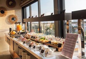 Café da manhã com buffet grátis todos os dias