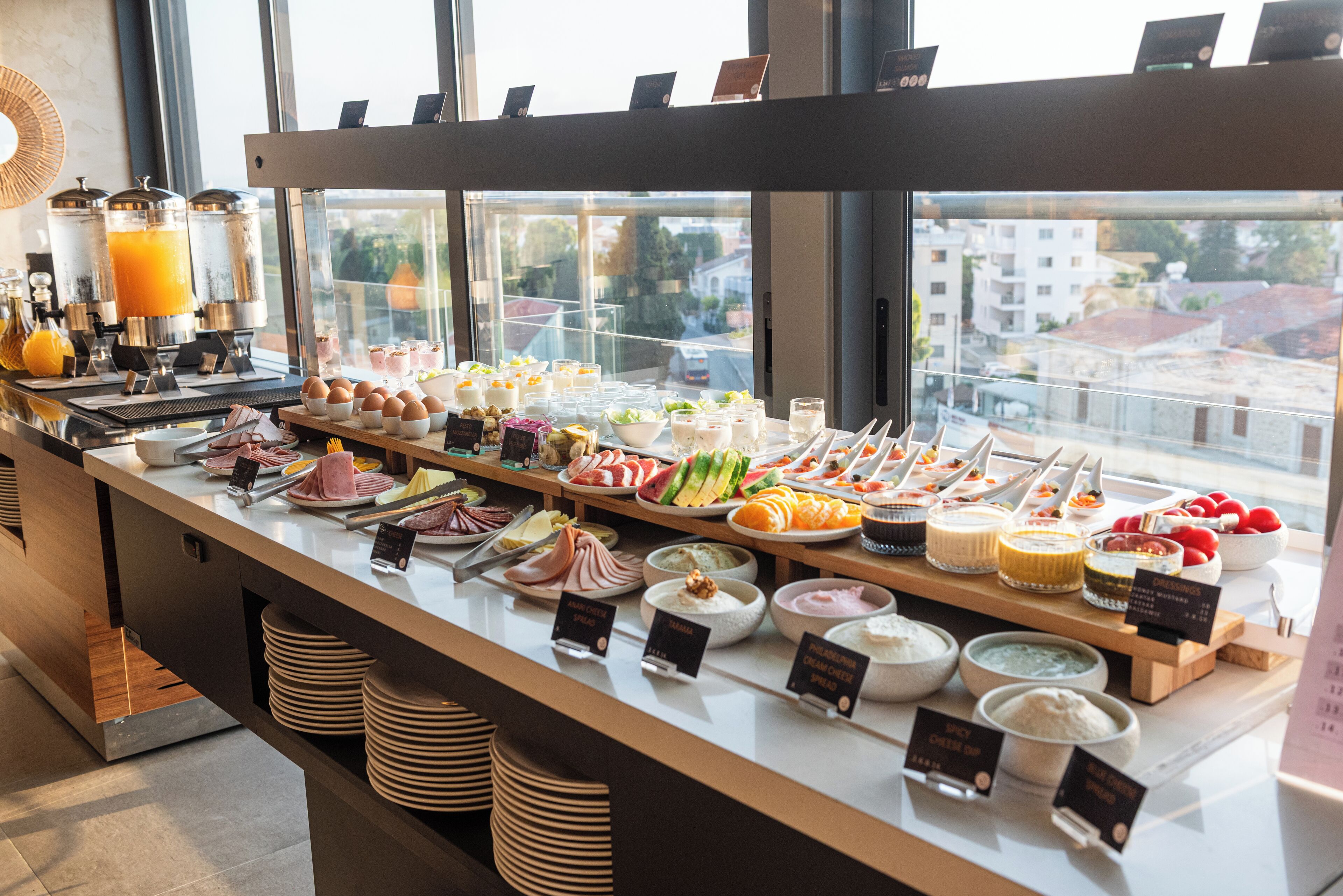 Een buffet met diverse gerechten en een koffiehoek.