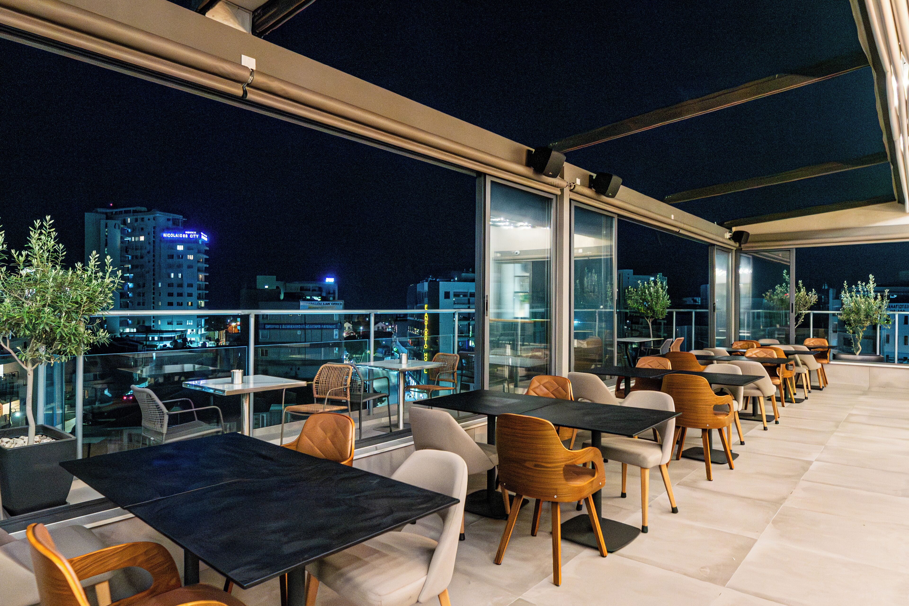 breakfast, lunch, dinner served; international cuisine