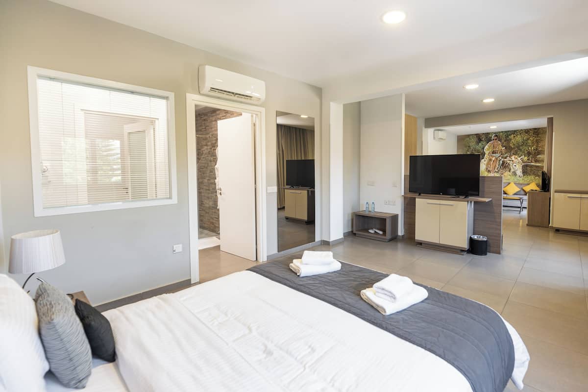 1 bedroom, in-room safe, desk, blackout curtains