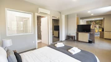 1 quarto, cofres nos quartos, escrivaninha, cortinas blackout