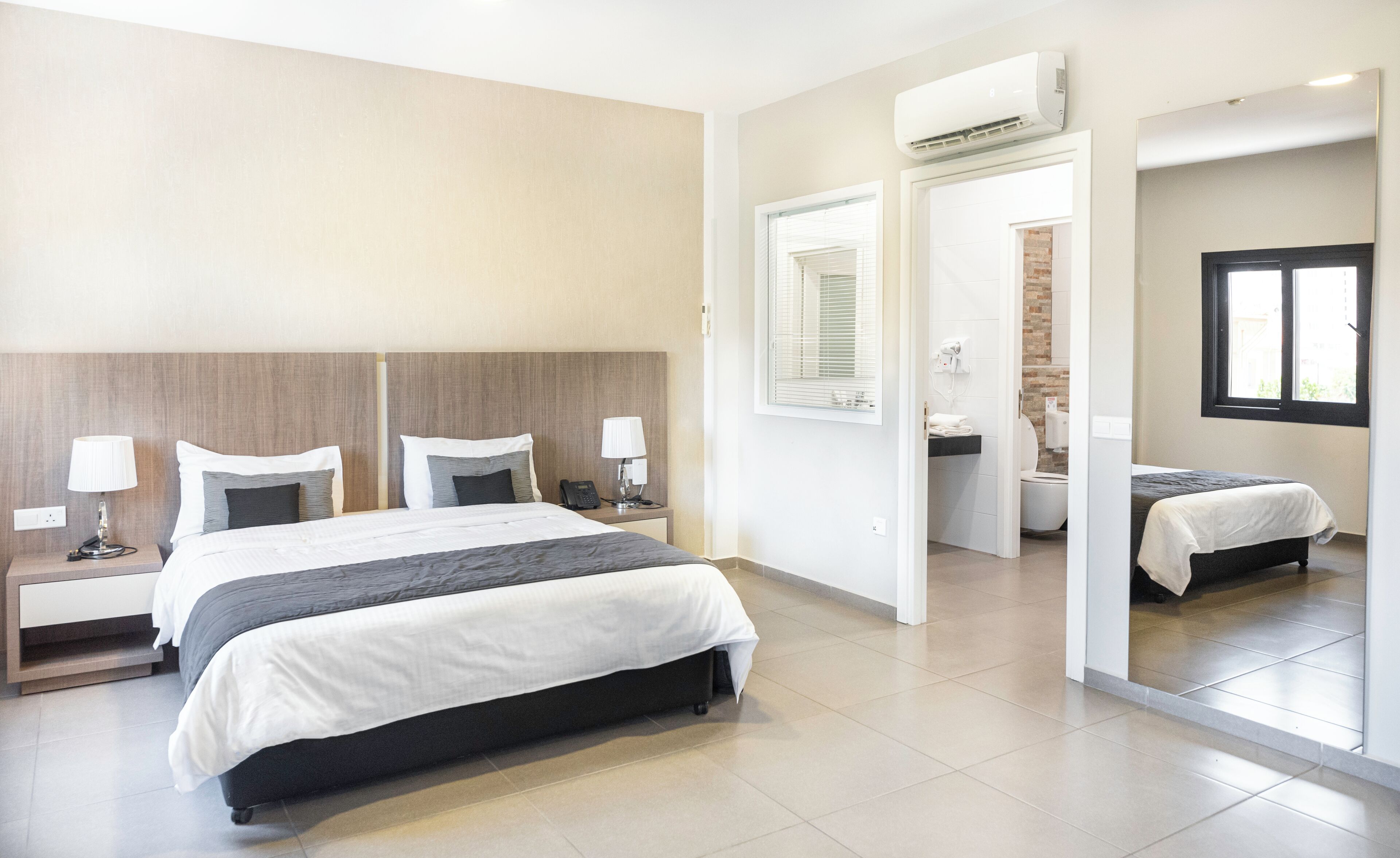 1 habitación, caja de seguridad en la habitación y escritorio 