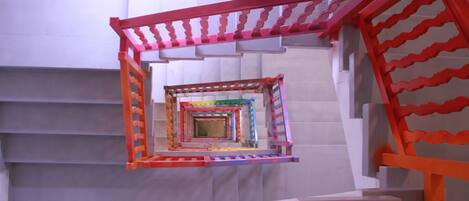 Una escalera en espiral con un diseño geométrico y llamativo.
