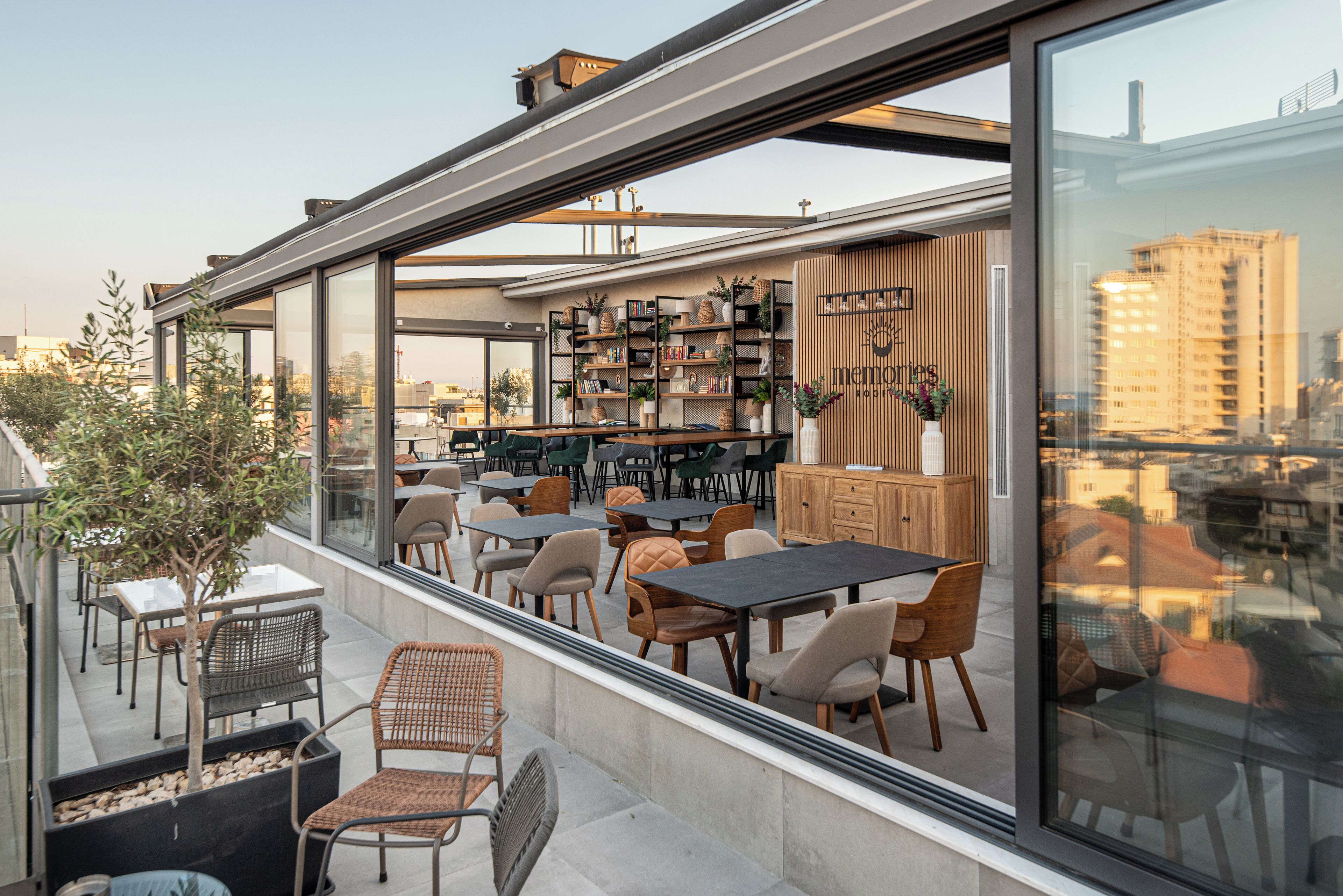 Serveert ontbijt, lunch, diner, internationale gerechten 