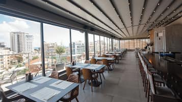 Melayani sarapan dan makan siang dengan sajian masakan internasional